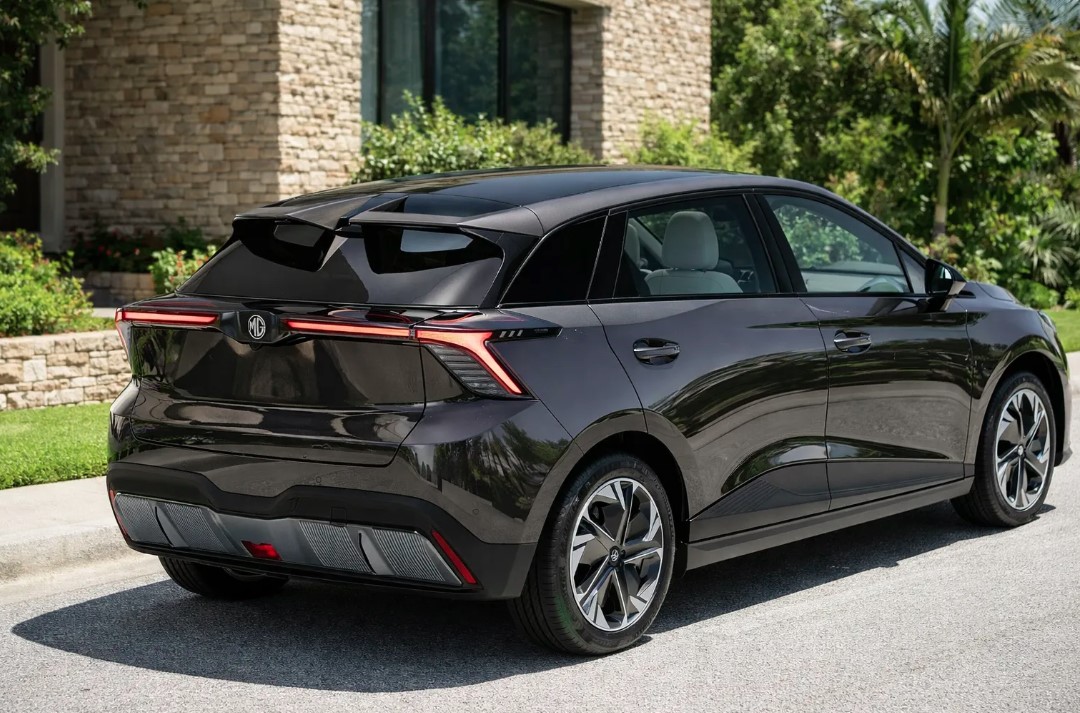 MG4 Comfort 2027 preto - Veículo elétrico para transporte executivo feminino